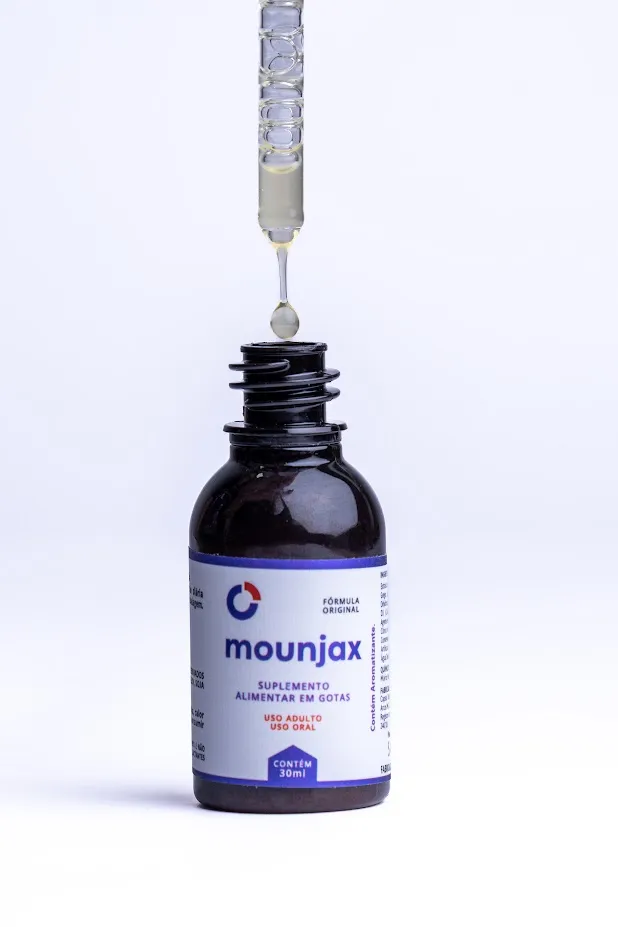 Frasco de Mounjax com conta-gotas pingando uma gota, sobre fundo branco de estúdio